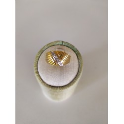 Anello in oro giallo 18 Kt con 6  Brillantini montati su oro bianco.