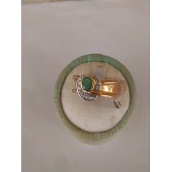 Anello in oro giallo 18 Kt con Smeraldo ovale e Brillantini montati su oro bianco.